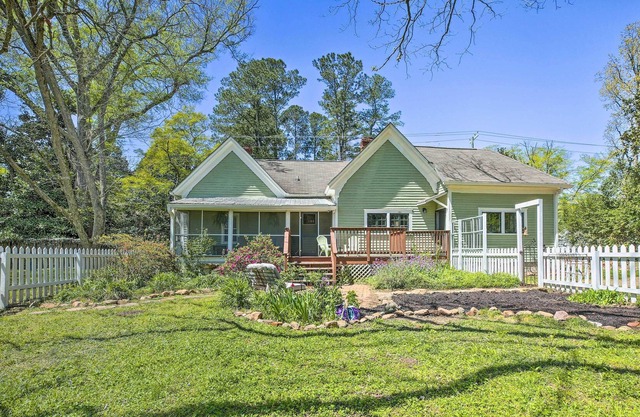 Adorable Georgia Cottage w/ Screened-In Porch