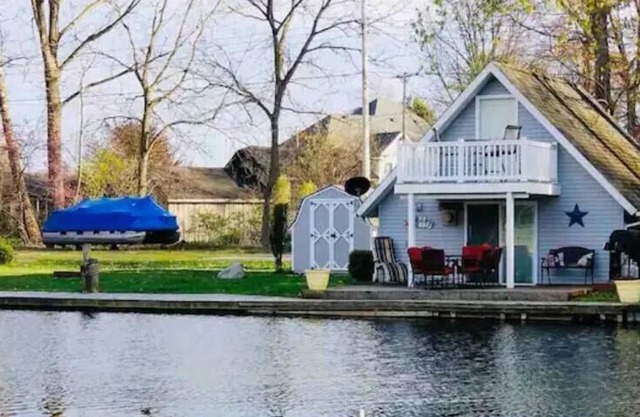 Adorable Gun Lake Cottage