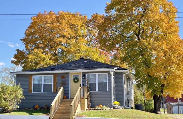 Adorable home within walking distance of the Drake Harbor and Main Street!