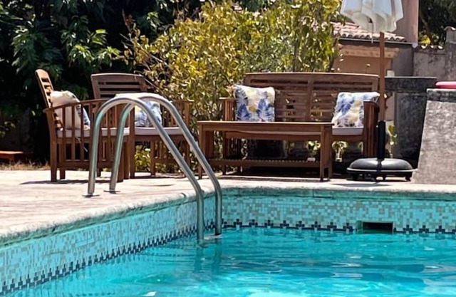 Adorable Maisonnette Avec Jardin-patio et Piscine