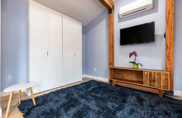 Adorable & Pet Friendly-Close to U and Downtown!