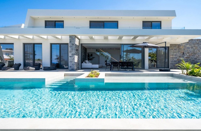 Aethra Grand- Luxury 5-Bed Villa, 850m from Beach