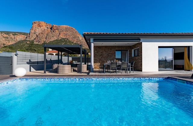 Afa proche Ajaccio, magnifique villa avec piscine privée 8 personnes