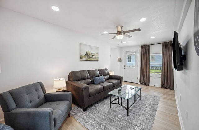 Affordable 2 bed/1 bath, Pet Friendly with Free Coffee