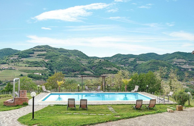 Agriturismo 'Monteoliveto Cottage Romantic' with Shared Pool and Wi-Fi