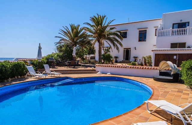 Air-Conditioned Villa by the Sea with Wi-Fi, Pool, Garden and Terrace; Parking Available