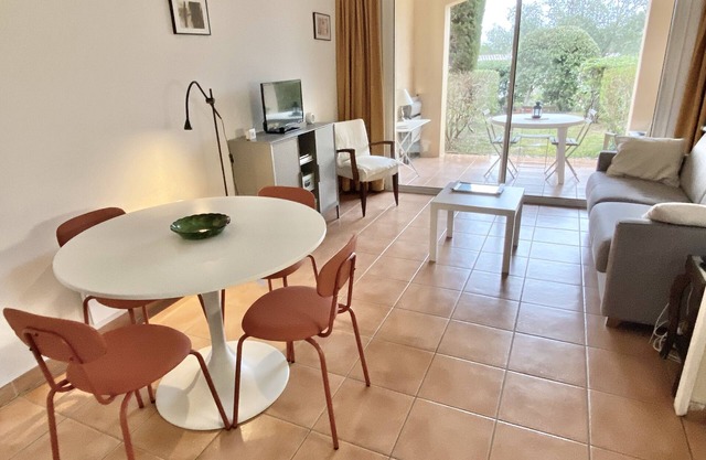 Air conditioned garden flat in the Pont Royal Golf, calm in beautiful setting.