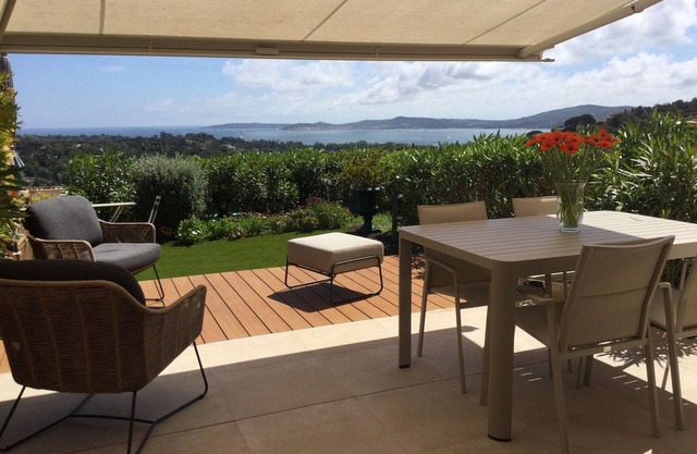 Air-conditioned garden apartment with superb sea view - Résidence golf St Tropez