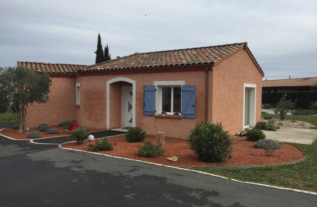 Air-conditioned single-storey house with 3 bedrooms and swimming pool