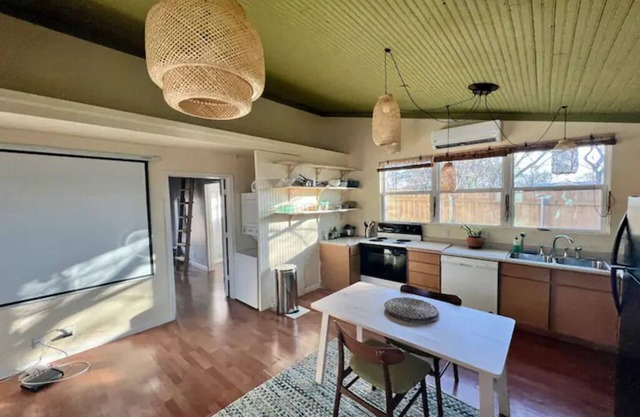 Airy Guesthouse - Patio, W/D, Near Food/Shops, NEW