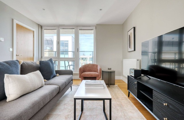 Airy Stockwell 2BR Duplex w/Balcony, near Station, by Blueground
