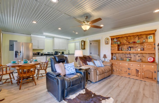 Alabama Lakefront Getaway w/Kayaks & Patio