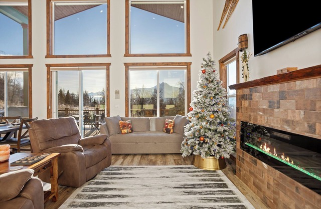 Alaskan White Christmas: Snow, Hot Tub & Magic!