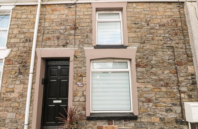 ALBERT HOUSE, pet friendly, character holiday cottage in Brynamman