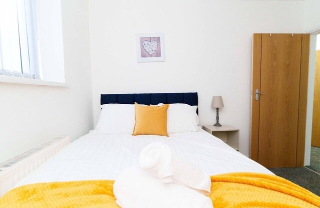 Albion 2 Bed Apartment Sleeps 6 with Parking
