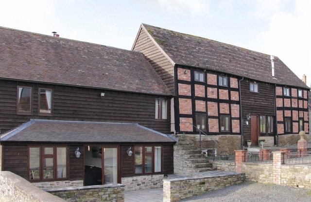 ALDERS VIEW COACH HOUSE, romantic, with open fire in Craven Arms
