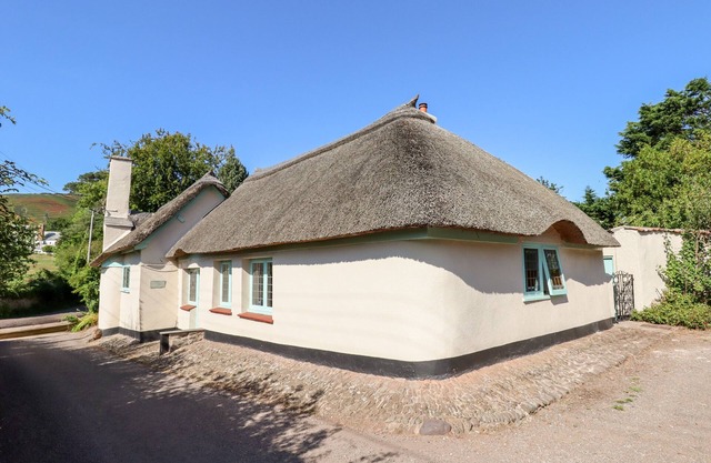 ALICE COTTAGE, pet friendly, luxury holiday cottage in Minehead