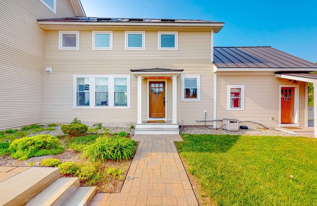 All-season escape in a vintage farmhouse with updated interior & on-site hot tub