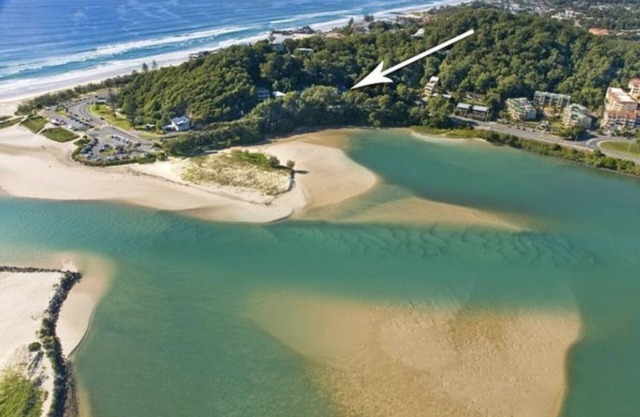 Alley Beach House Currumbin with rooftop deck & plunge pool opposite the beach