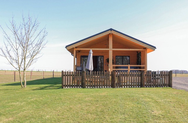ALPACA LODGE, family friendly, with hot tub in Barkston