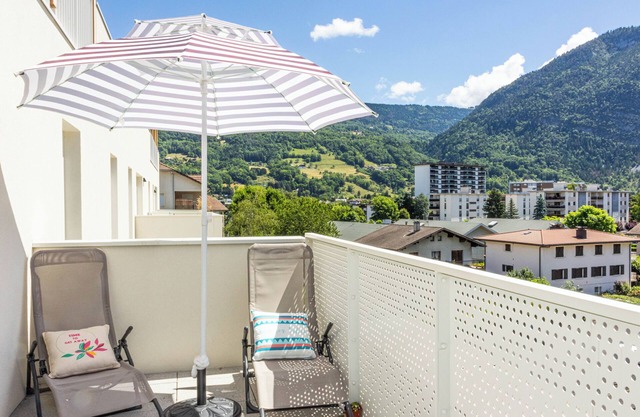 Alpine Arve Get'Away with balcony and serene mountain views
