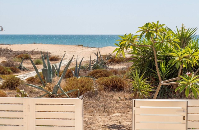 Amarillis, seafront apartment on the beach of Caucana (Punta Secca)