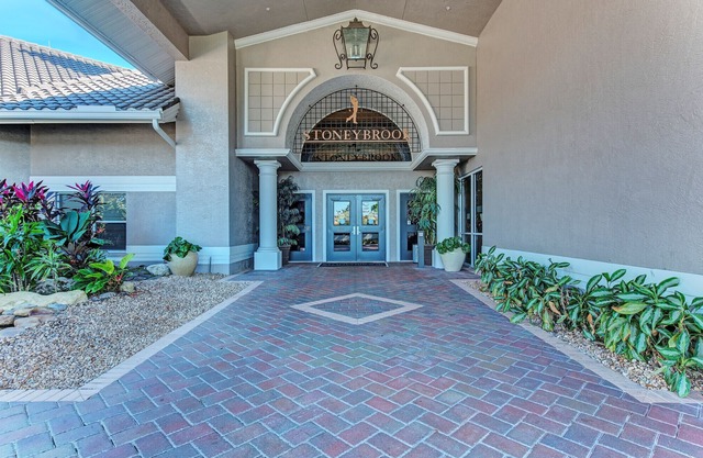 Amazing 2 bedroom unit located on golf course near Siesta Key Beaches