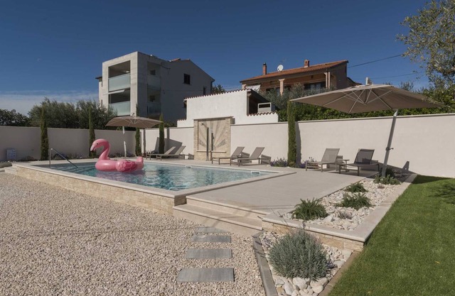 Amazing 5-BR villa with pool only 2 km from the beach