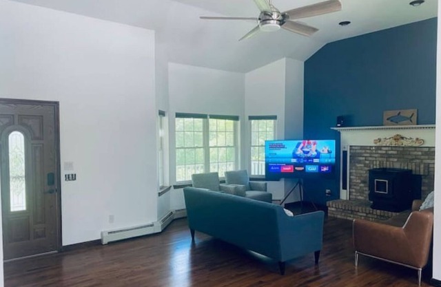Amazing Getaway 4BR 3BA, pool, hot tub, pool table!