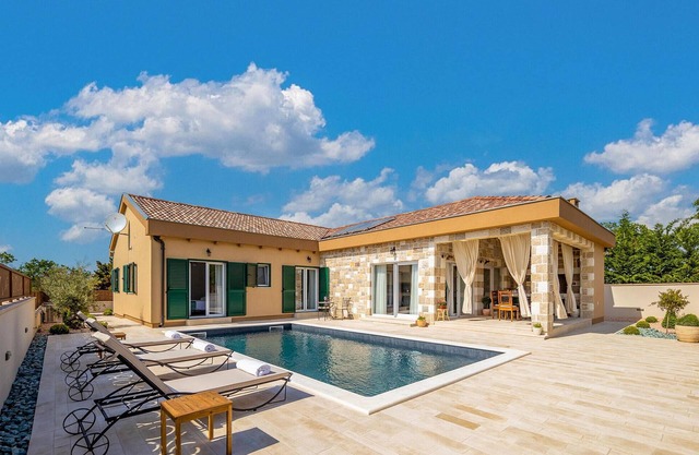 Amazing home in Murvica Donja