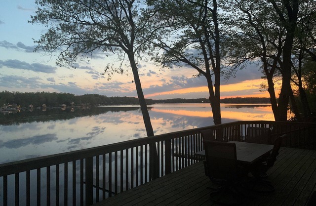 Amazing Lakefront Views, Sandy Beachfront: Relax: Recharge: Rejuvenate