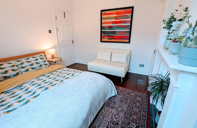 Amazing luxury 6 bed 3 bath family house in central London with back garden