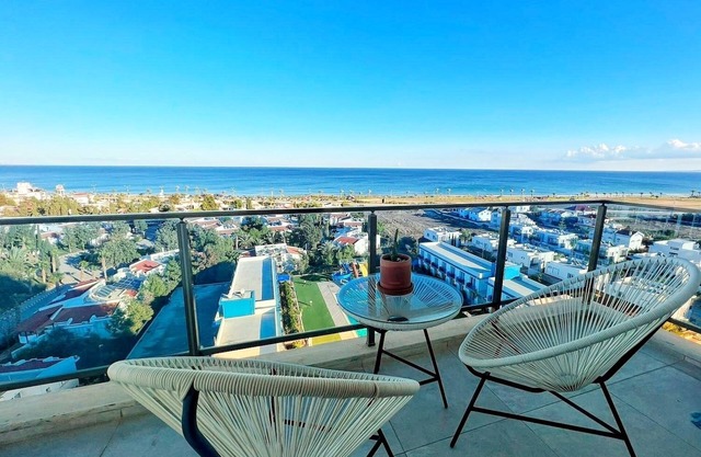 Amazing sea view studio with pool - steps away sandy beach