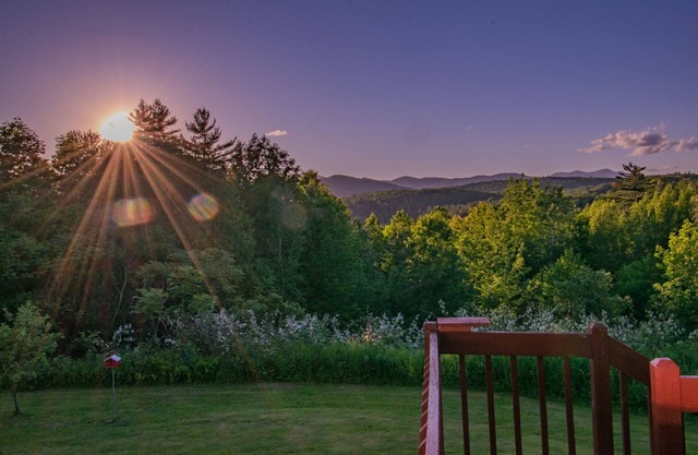 Amazing View, Walk to lake, very Central, borders state park. NEWLY RENOVATED!