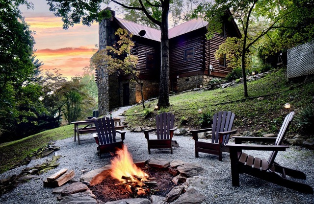 Amazing Views! Hand Built Log Cabin with Hot Tub + Fire Pit