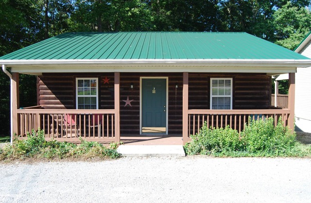 Americana Hot Tub Cabin @ LakePointe Resort - no cleaning fees!