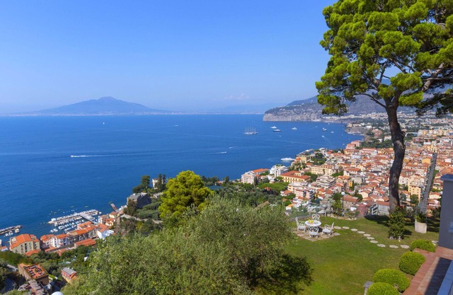 AMORE RENTALS -Villa Giada with Swimming Pool, Garden, Sea View and Parking