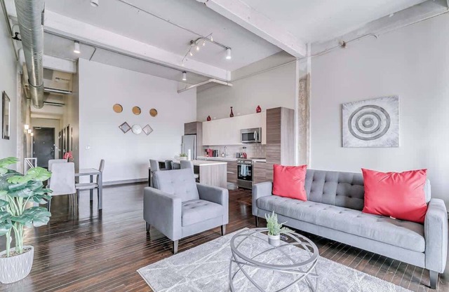 Amyfinehouse |Modern 2BR Loft|Pool+Wifi+Desk+Valet