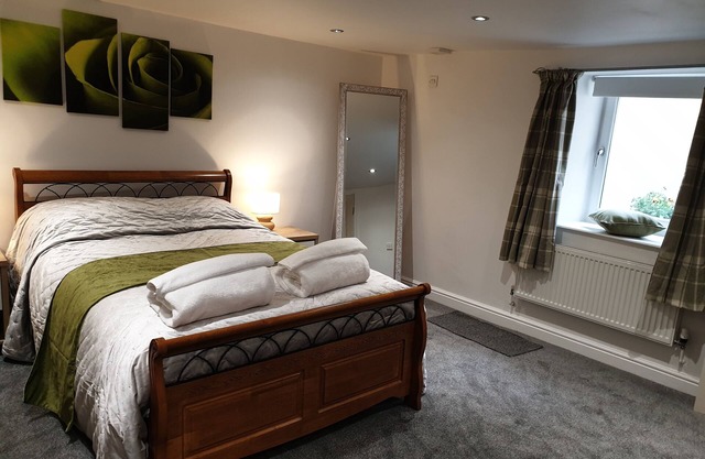 An elegant and spacious home from home at Lindley