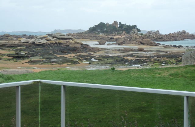 An exceptional view of the sea, white sand beach at 28 m, swimming pool, park,