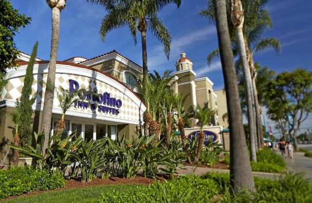 Anaheim Family Suite: Steps from Disneyland with Pool & Free WiFi!