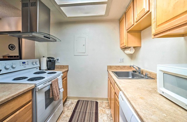 Anchorage Escape w/Balcony ~ 4 Mi to Downtown!