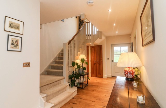 ANNESIDE, pet friendly, with open fire in Cowan Bridge