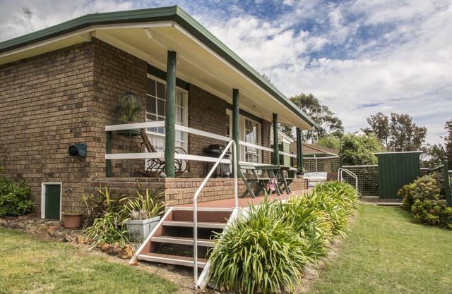 Annie's River Retreat-last minute deals, family friendly home, rural/river views