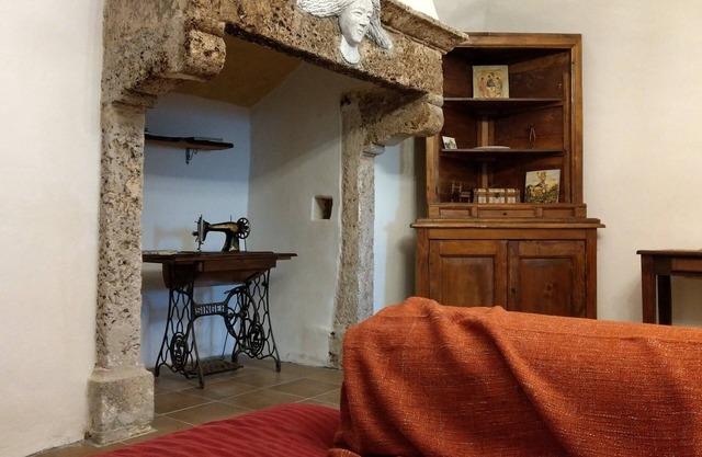 Antica Roccia, historic house in Calascio with all amenities
