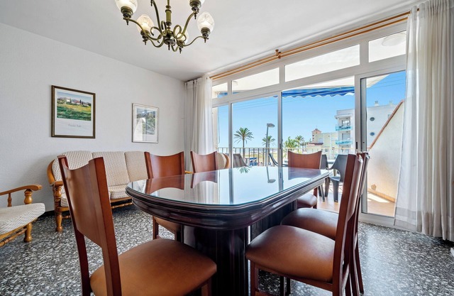Apartment 'Edificio Victoria 1º-2ª' with Sea View, Private Terrace and Wi-Fi