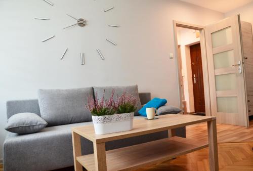 Apartament Leliwa - Centrum - blisko dworca PKP - blisko Starówki - restauracje i sklepy w pobliżu - pierwsze piętro - możliwy kurs na lotnisko -faktura - kawa - herbata - English
