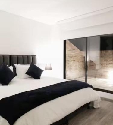 Apartamento moderno con balcón o terraza
