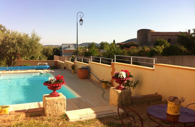 Apartment with swimming pool in a village : Nîmes 15 mn, sea 40 mn, Cévennes 1h