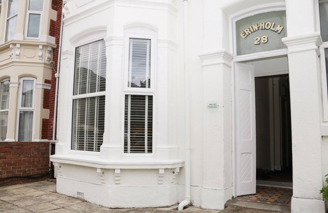 APARTMENT 2, romantic, country holiday cottage in Southsea